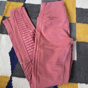 Alo motto leggings in a beautiful rise color size small EUC